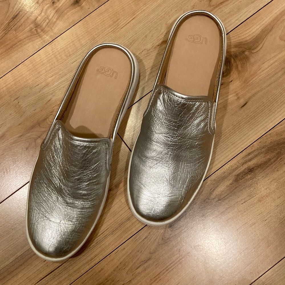 UGG Women’s Luci Leather Silver Metallic Slides.